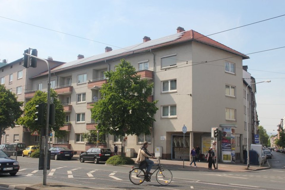 Prédios residenciais em Frankfurt, na Alemanha, com painéis solares no telhado: geração descentralizada. | Alexandre Costa Nascimento/Gazeta do Povo