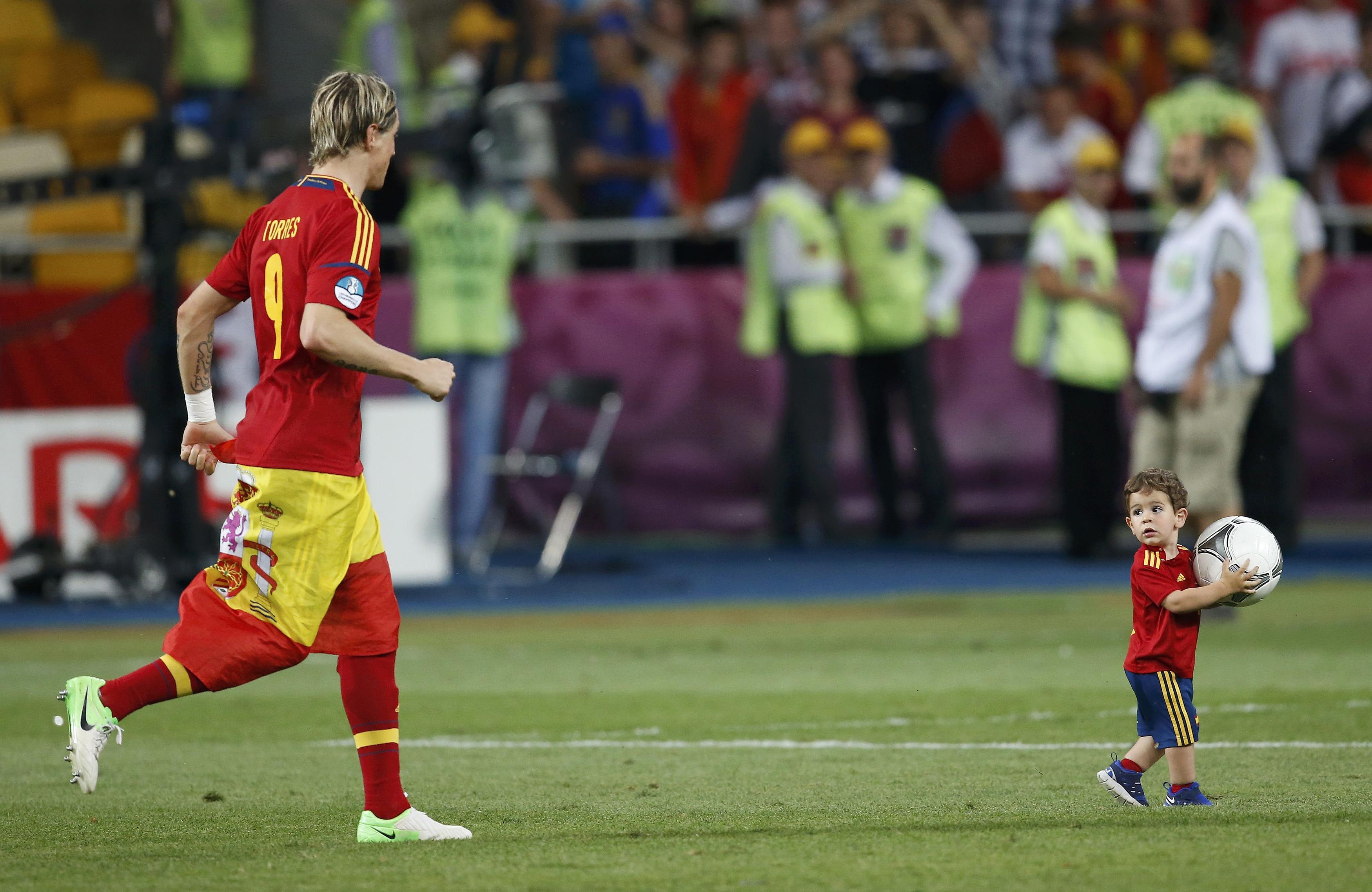 Torres brinca com seu filho Leo no gramado do estádio em Kiev | Alessandro Biachi/ Reuters