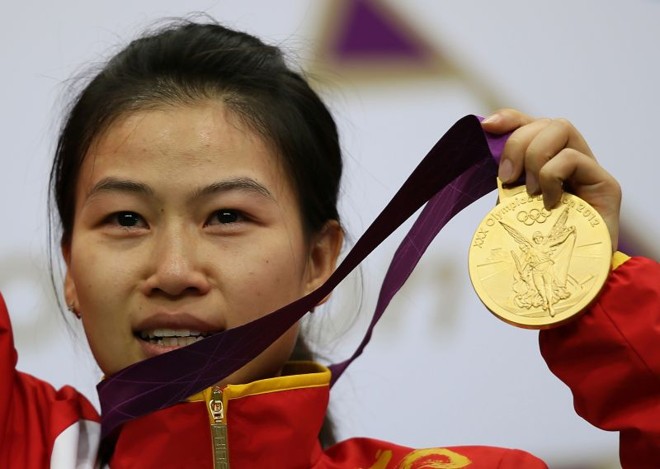 Siling exibe a primeira medalha de ouro dos Jogos de Londres |