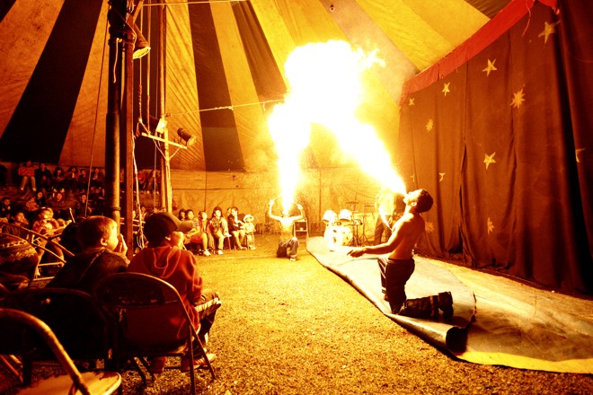 Espetáculo com fogo: habilidade e coragem |