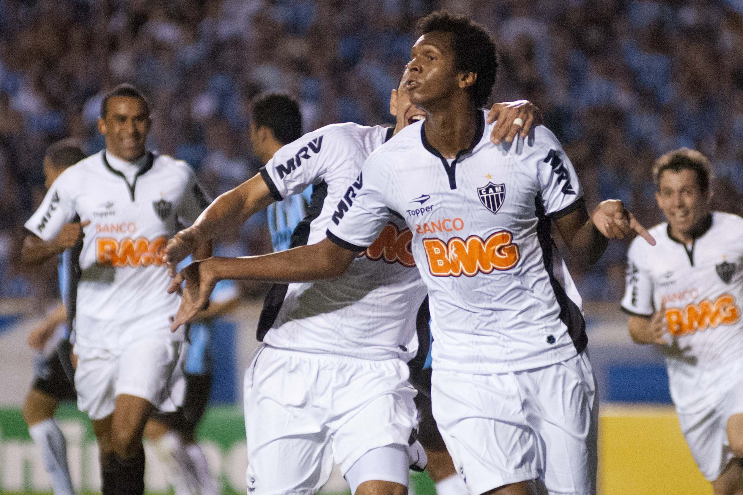 Jô comemora gol sobre o Grêmio | Ramiro Furquim/ Agif/ Folhapress