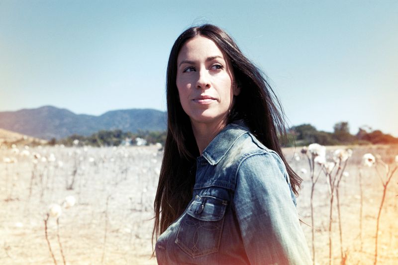Novo disco de Alanis Morissette chega às lojas pouco antes do início de uma turnê brasileira que passa por Curitiba no dia 5 de setembro | Williams e Hirakawa/Divulgação