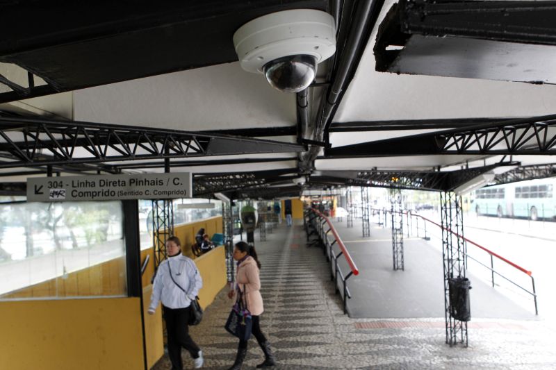 O terminal do Campina do Siqueira (foto) e o do Boqueirão receberam as primeiras câmeras de segurança que devem ser instaladas em terminais de ônibus de Curitiba | Luiz Costa/SMCS/Divulgação