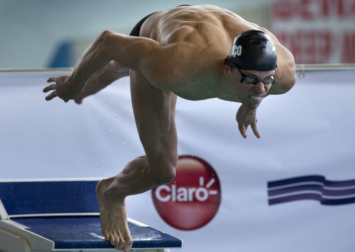 Cesar Cielo cai na piscina para treino nesta quarta-feira em Londres | Ben Stansall/AFP