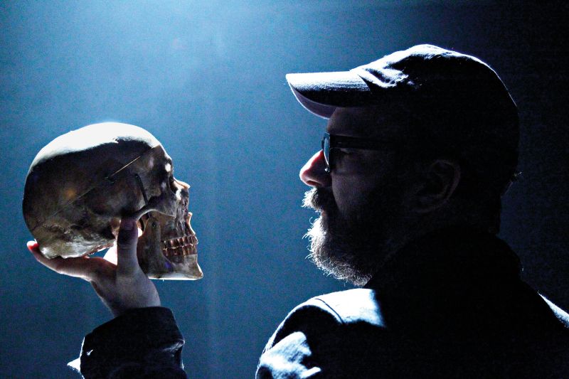 Felipe Hirsch faz texto situado entre polaridades, como morte e vida, ser e não ser, domínio e descontrole | Leonardo Aversa/Agência O Globo