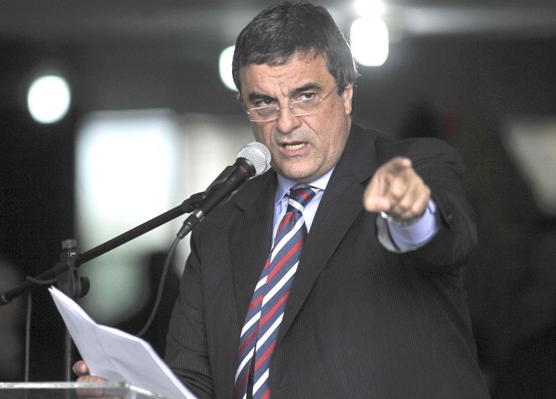 O que é feito depois com a legislação foge à minha alçada. Não vou comentar.José Eduardo Cardozo (PT), ministro da Justiça e autor da lei que foi usada pelo TCU para considerar legal a apropriação de R$ 4,4 milhões do Banco do Brasil por Marcos Valério. | Marcelo Csal/ABr