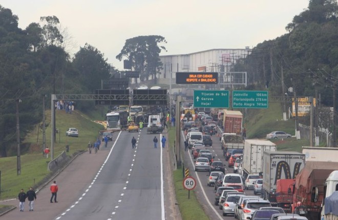 Acidente provocou congestionamento que chegou a 20 quilômetros |