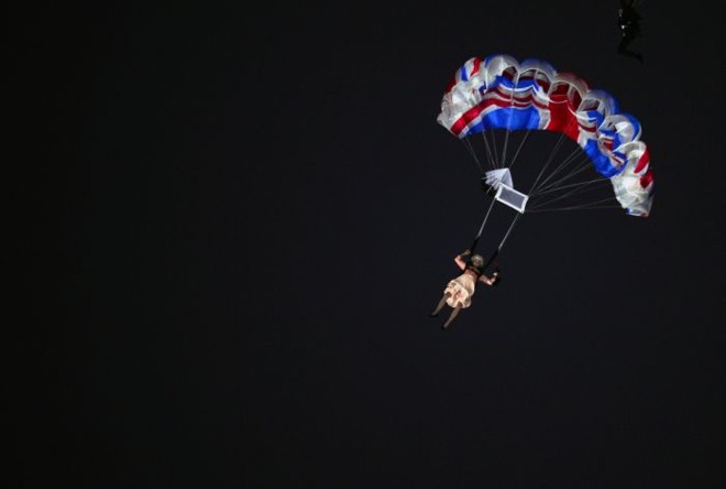 Cerimônia teve simulação de salto de paraquedas da Rainha Elizabeth | 