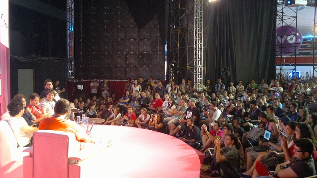 Muitas pessoas se espremeram no pequeno palco do cenário Michelangelo para ver os famosos da internet | Luís Celso Jr./ Gazeta do Povo