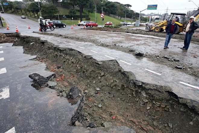 Asfalto removido no cruzamento da Av. das Torres com a Rua Guabirotuba | 