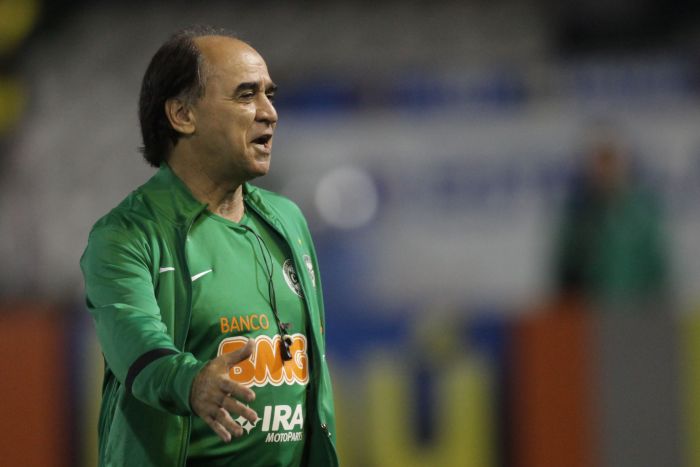 O técnico Marcelo Oliveira durante o jogo de sábado entre Coritiba e Grêmio | Allan Costa / Tribuna do Paraná