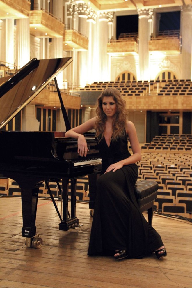 A elogiada pianista paulistana Juliana DAgostini chama atenção por também ser modelo |