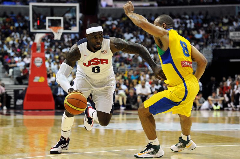 LeBron James e Alex durante duelo entre Brasil e EUA em Washington | AFP