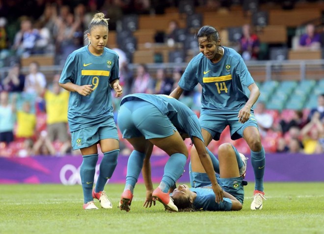 Jogadoras brasileiras comemoram o gol de Cristiane | 