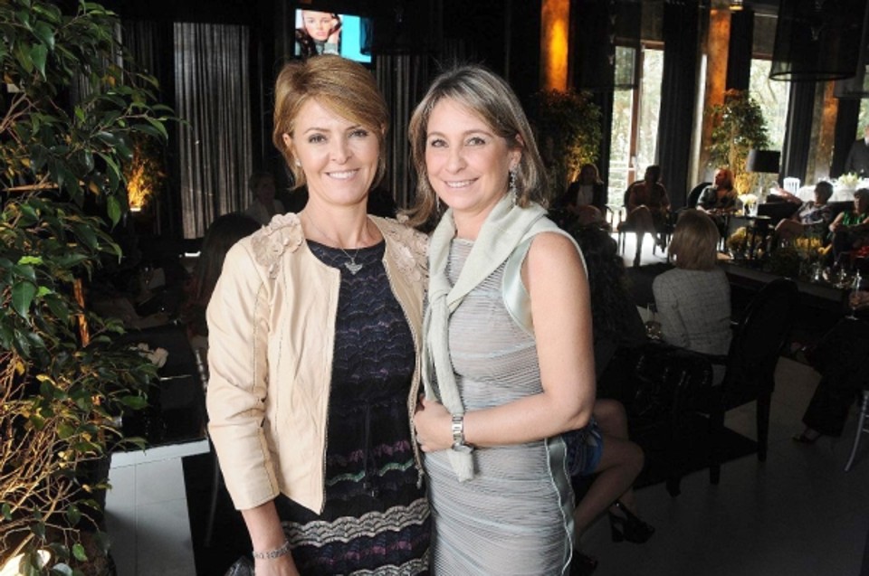 Fernanda Richa foi prestigiar o almoço só para mulheres, organizado por Rosane Soifer (à dir.) em torno de Jeff Politis, gemólogo da Tiffany & Co., terça-feira, no Espaço La Table | Kraw Penas
