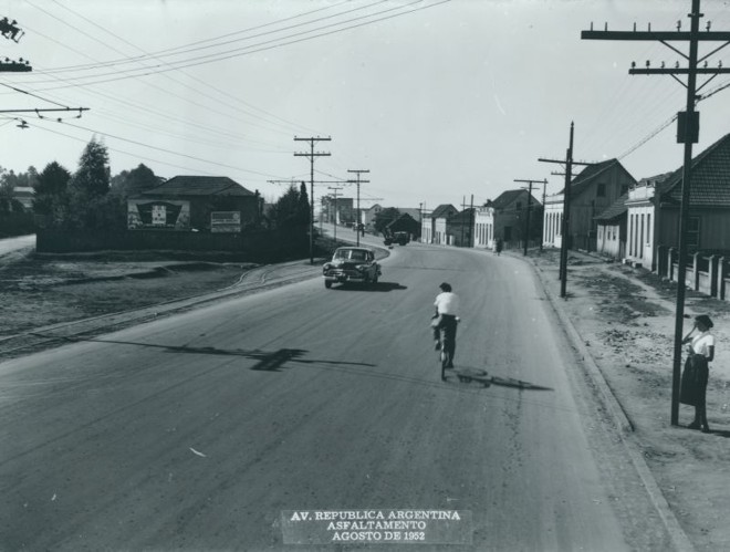 Asfaltamento da Avenida República Argentina, em agosto de 1952: bicicleta e o carro dividem o mesmo espaço. Foto de Arthur Wischral | 