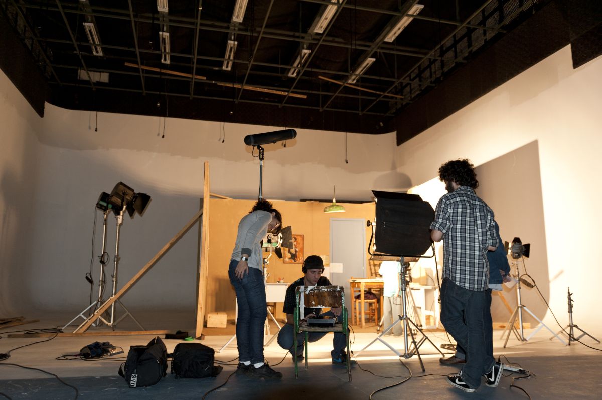 Alunos de Cinema da Faculdade de Artes do Paraná organizam set e se preparam para participar dos primeiros festivais como universitários | Marcelo Andrade / Gazeta do Povo