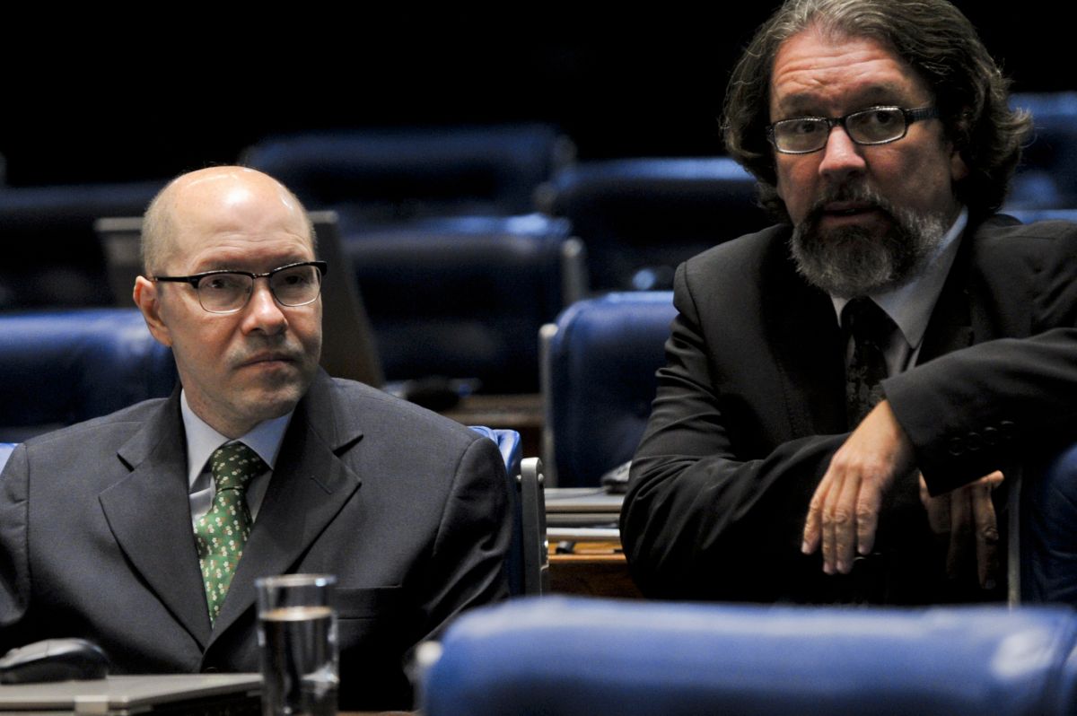 O senador acompanhou a sessão, no Plenário do Senado, ao lado de seu advogado | Geraldo Magela/Agência Senado