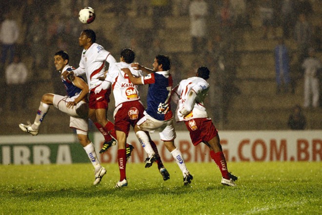 Partida teve lances ríspidos e Paraná jogando com lucidez |