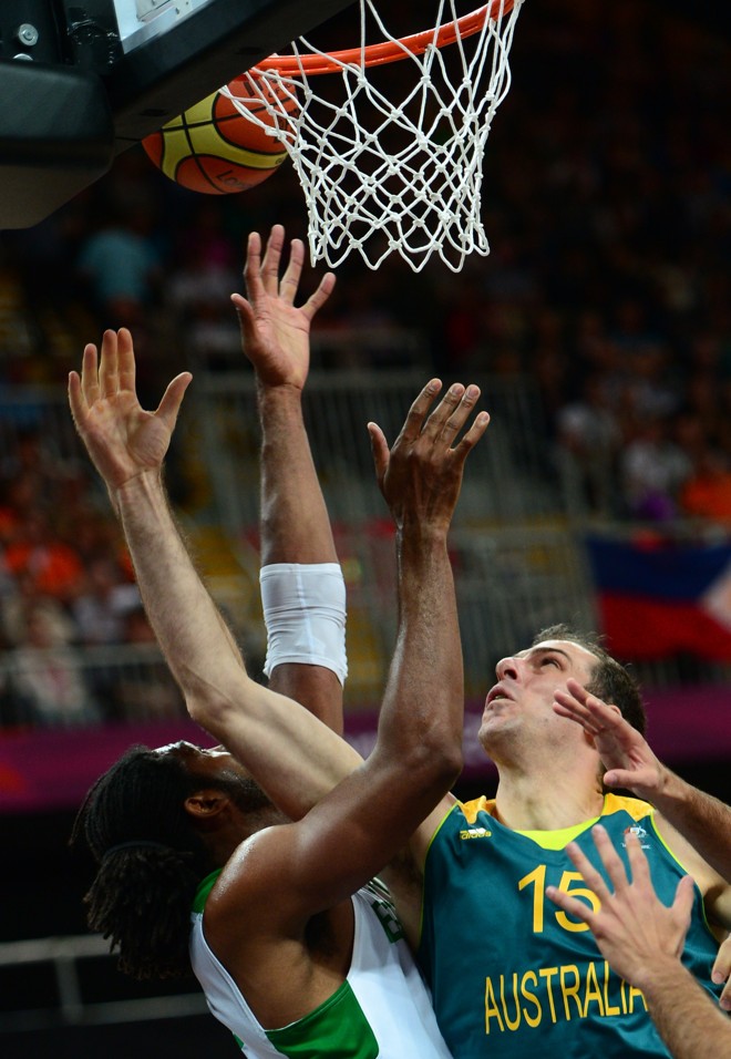 O armador australiano Aleks Maric arremessa diante a marcação de Nenê |