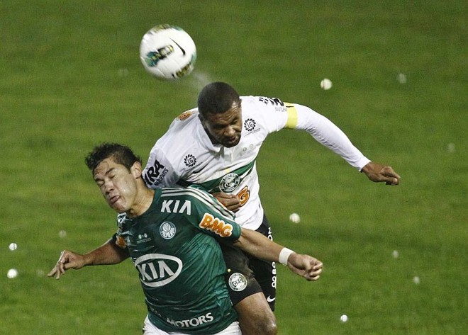 Pereira divide a bola com Betinho | 