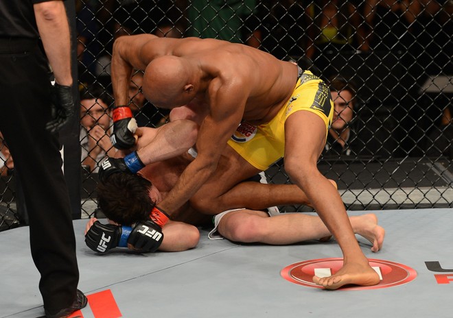 Anderson castiga Sonnen no segundo round e vence pela segunda vez. Ele deve voltar a lutar somente em 2013 |