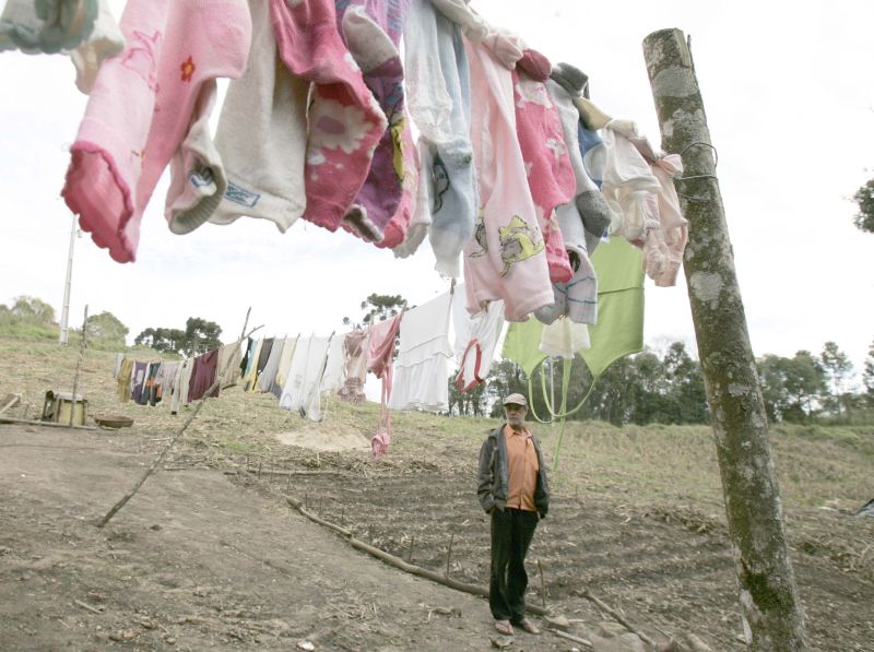 Luiz Levandoski, vizinho da família, observa as roupas das crianças no varal: mortes premeditadas | Josué Teixeira/Gazeta do Povo