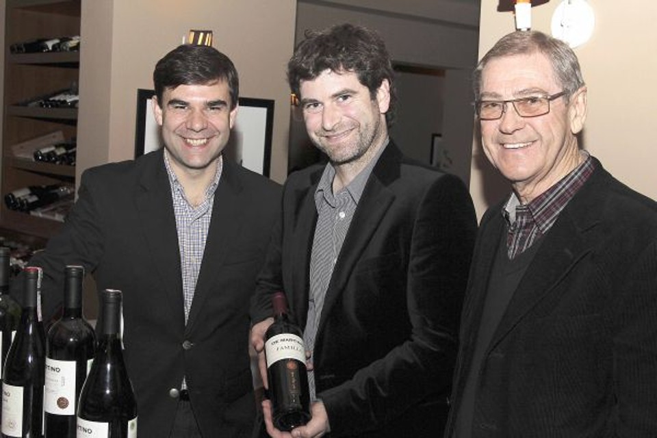 Ronaldo Bohnesstengel (à esq.), sócio do Vin Bistro, recebeu Marco Antonio De Martino (ao centro), proprietário da vinícola De Martino, e Adolar Hermann, diretor da importadora Decanter para um wine dinner na última quinta-feira | Denis Ferreira Netto