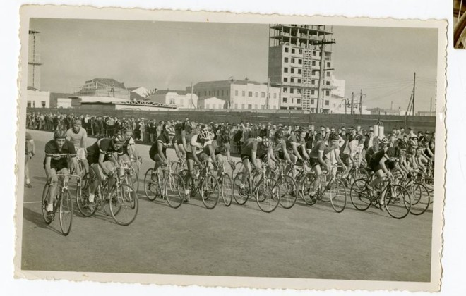 Partida do III Grande Prêmio Prosdócimo, em 11 de abril de 1954, na Praça Rui Barbosa. Total de 47 competidores |