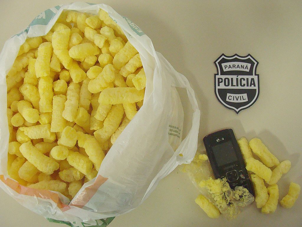 Dupla é presa ao levar celular dentro de pacote de salgadinho para detento | Divulgação / Polícia Civil