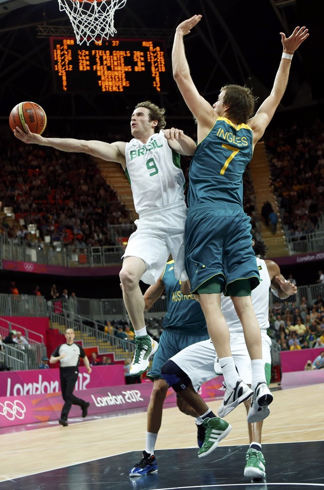 Marcelinho Huertas ataca o australiano Joe Ingles |