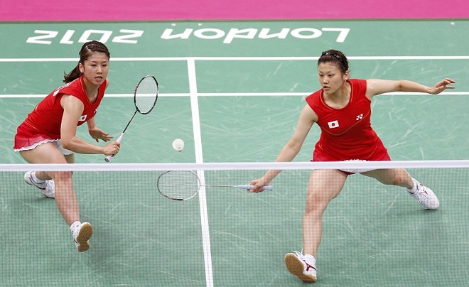 O badminton feminino teve suas primeiras partidas como a das japonesas Fujii e Kakiiwa contra a dupla da Índia |