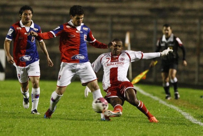 Welington conduz a bola e é marcado por Fabinho | 