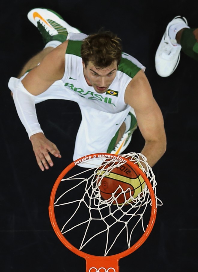 Thiago Splitter enterra na cesta australiana |