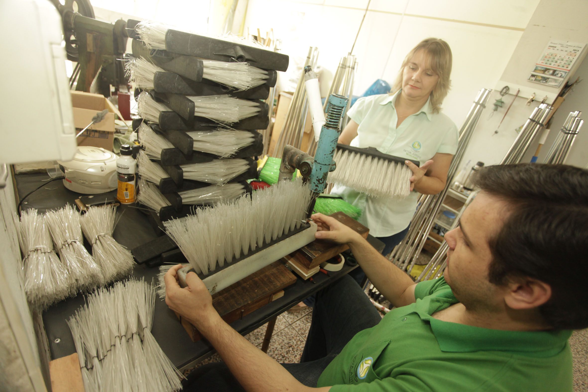 Na empresa Nova Atitude, a fabricação de vassouras se tornou sinônimo de reciclagem e oportunidade de renda para grupos geralmente excluídos do mercado de trabalho | Walter Fernandes