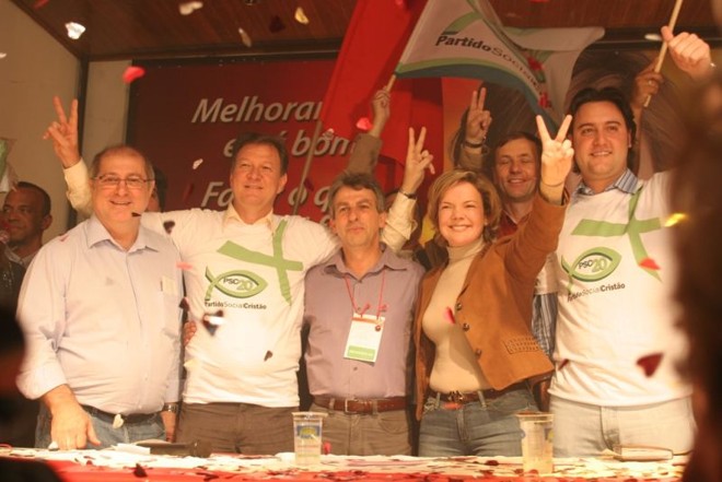 O PT de Gleisi, Paulo Bernardo (à esq.) e Tadeu Veneri (ao centro, de cinza) teve o apoio do PSC de Ratinho Jr. em 2008 | 