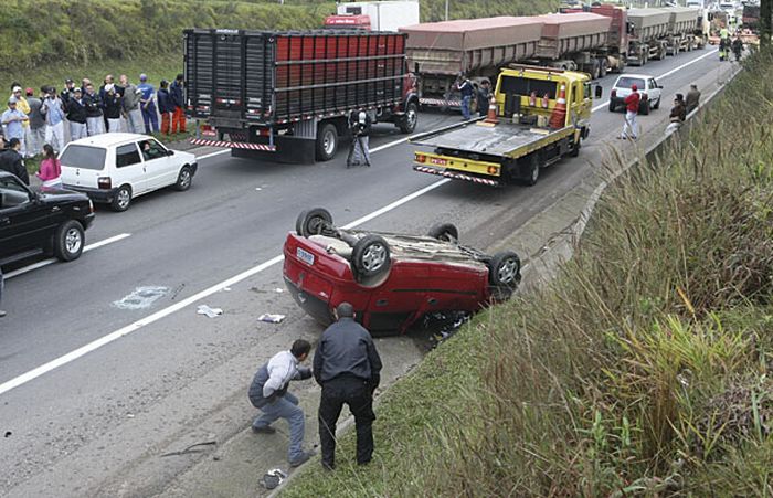 Batida envolveu seis veículos: dois caminhões, duas motos, um Palio e um Corsa | Aniele Nascimento/ Gazeta do Povo