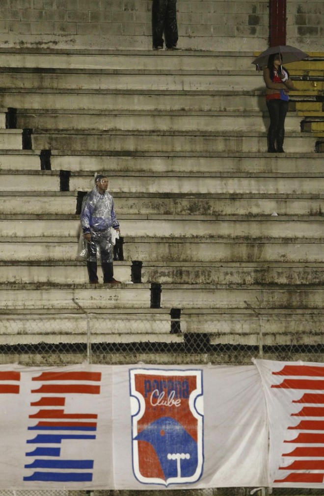 Torcida paranista enfrentou chuva para acompanhar a partida |