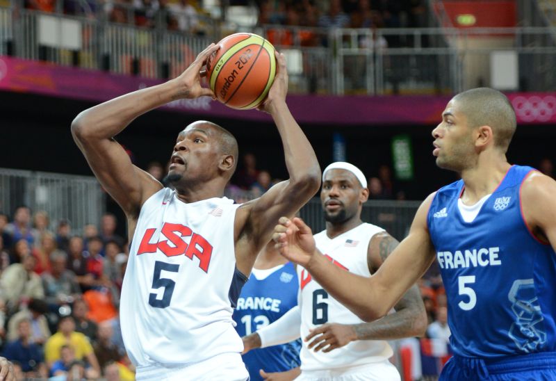 Kevin Durant, da seleção americana de basquete, foi o cestinha da partida, anotando 22 pontos e garantindo a vitória na estreia dos EUA | AFP