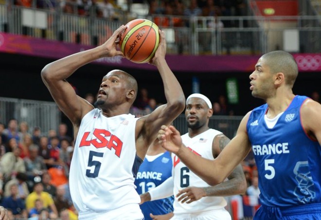 Kevin Durant, da seleção americana de basquete, foi o cestinha da partida, anotando 22 pontos e garantindo a vitória na estreia dos EUA |