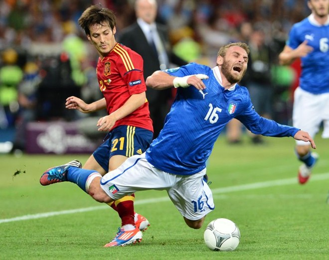De Rossi é derrubado por David Silva | 