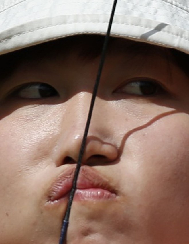 Chinesa Fang Yuting se concentra antes de atirar na eliminatória do tiro com arco |