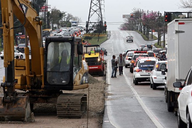 O trânsito nos dois sentidos da Av. das Torres ficou prejudicado com o início das obras | 