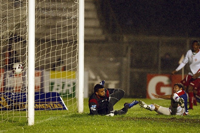 Arthur desvia para marcar o segundo gol paranista |