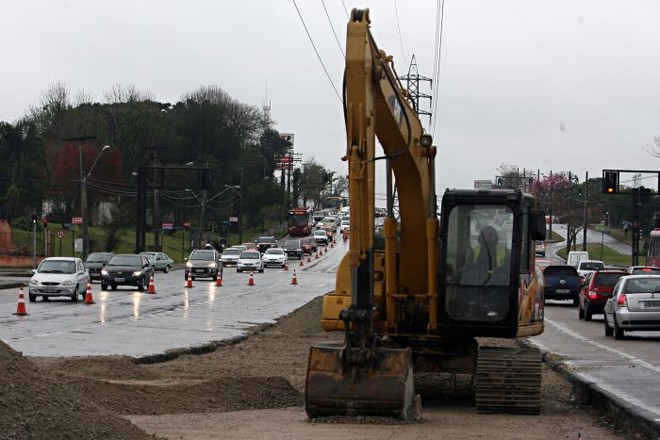 Trator na obra do viaduto estaiado | 