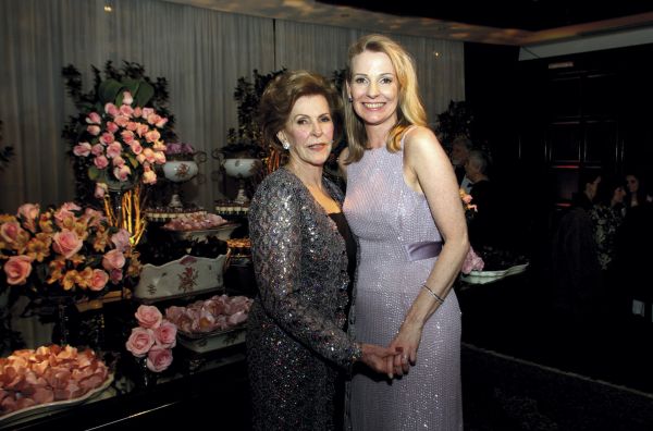 A empresária Zulmira Pinoti Gonçalves comemorou seu aniversário de 80 anos no último sábado, no Graciosa Country Club, com um show pra lá de animado com Elza Soares, de quem é fã de carteirinha. Na foto, a aniversariante ao lado da filha Miriam Gonçalves, candidata a vice-prefeita, pelo PT, na chapa de Gustavo Fruet | Mauro Campos