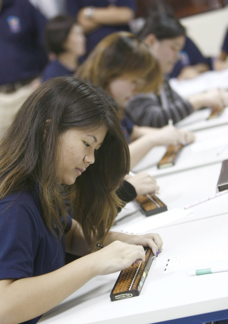 Meninas demonstram agilidade com o soroban em desafio | Hugo Harada/ Gazeta do Povo
