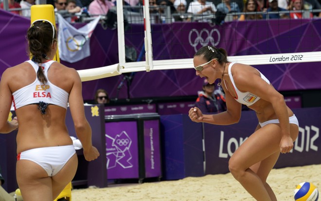 As espanholas Liliana Fernandez Steiner e Elsa Baquerizo McMillan comemoram ponto contra a Holanda, no vôlei de praia |