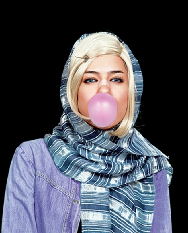 Shirin Aliabadi traz em sua obra símbolos de status entre as mulheres Irã: lente de contato colorida e fita cirúrgica no nariz, que deve aparecer no rosto |