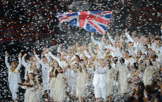 Desfile britânico com papeis picados | 